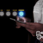Mujer puntuando con estrellas la experiencia de diseño web en un celular